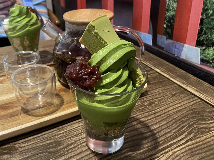 녹차치즈케이크가올려진-녹차아이스크림사진