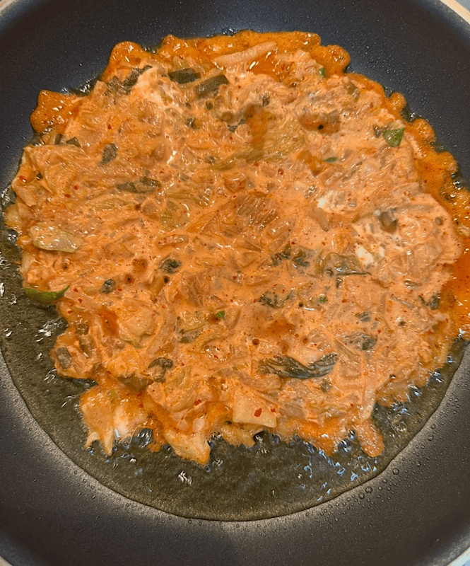 프라이팬에서 익어가는 김치전 반죽