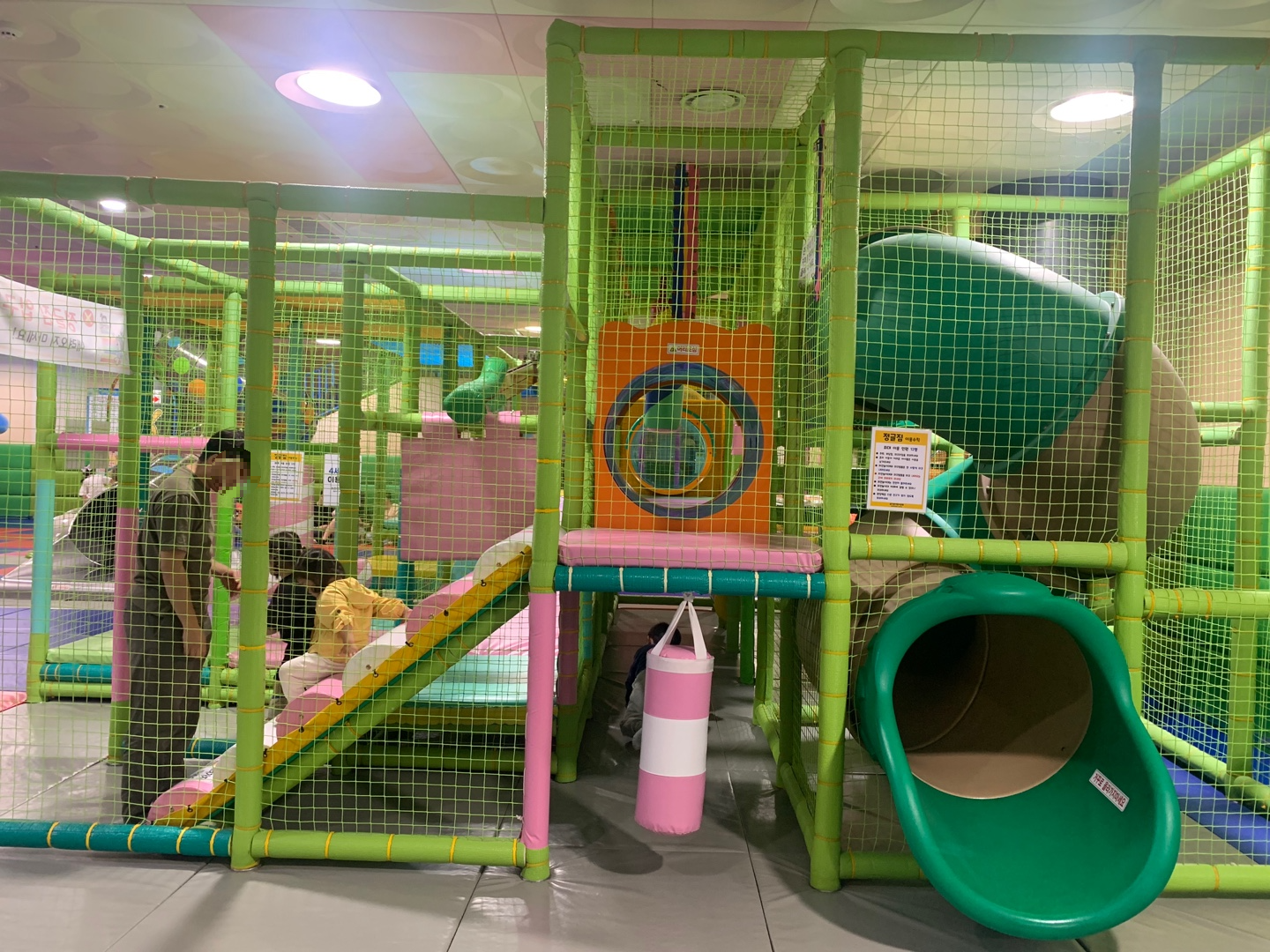 춘천꿈자람어린이공원 실내공원 1층 정글짐