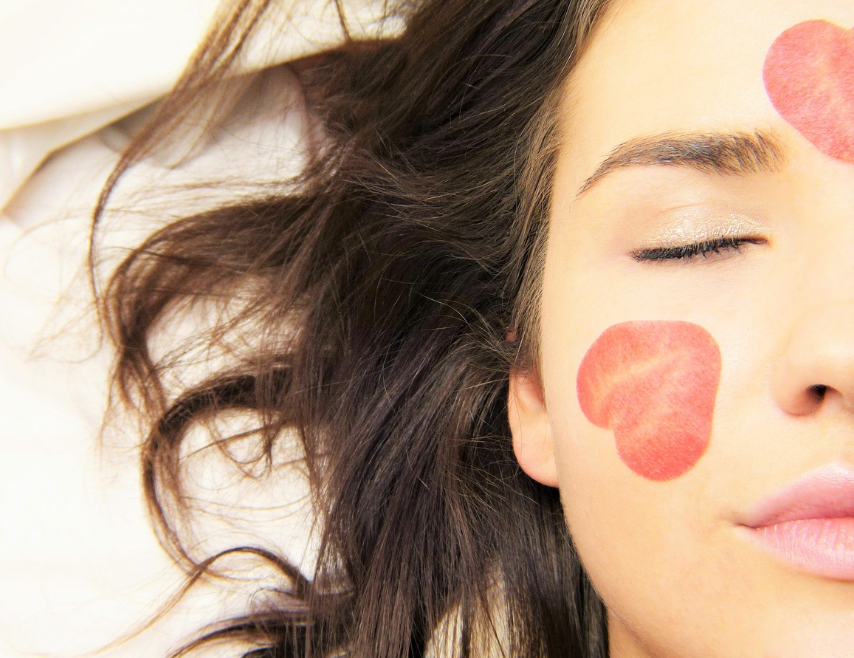 눈 감고 있는 여자 사진