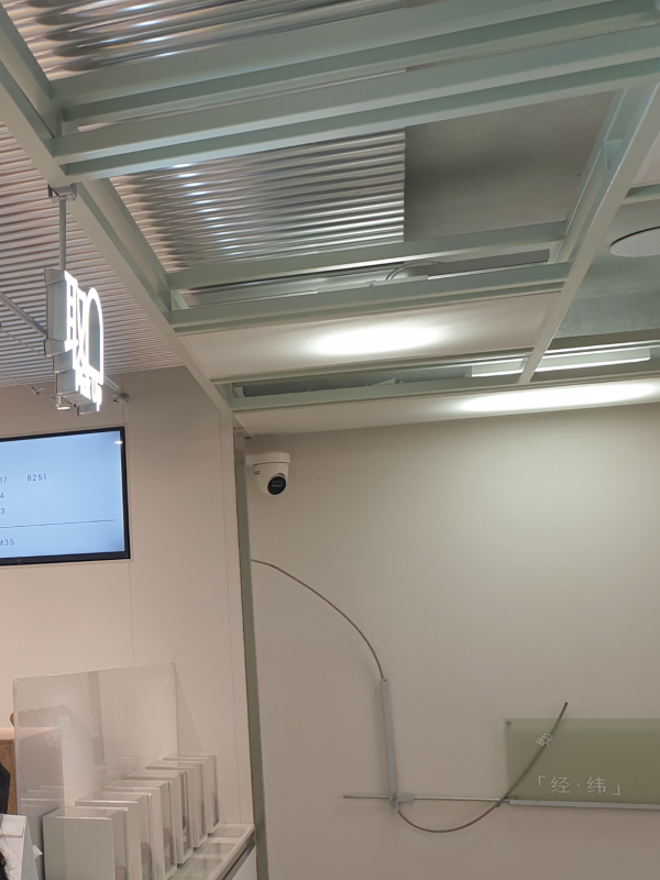 루버 천장과 은은한 간접조명 그리고 유리 문으로 되어 있는 인테리어