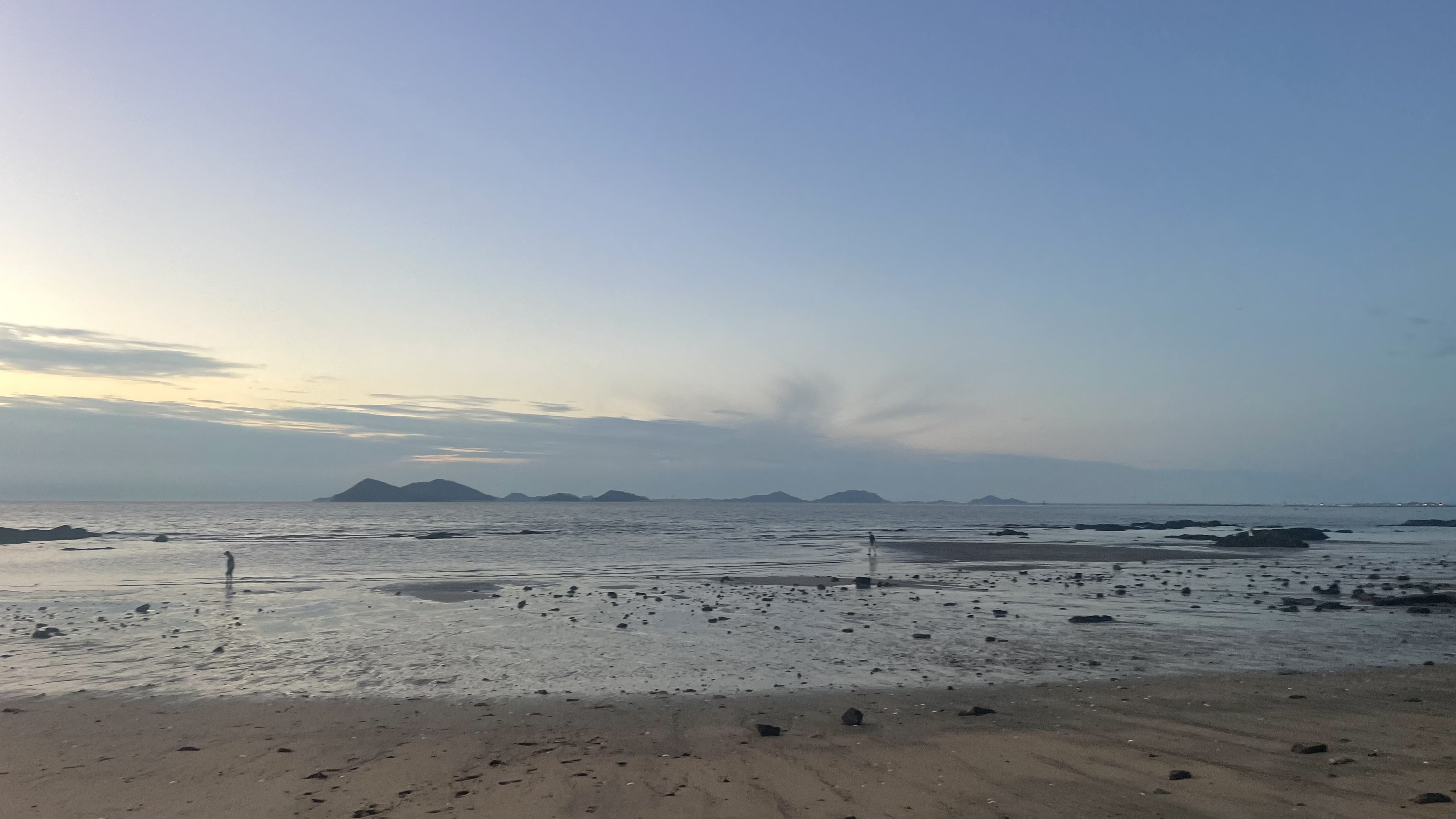 명인바지락중 앞 해변