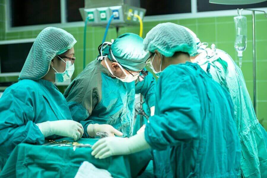 수술 중인 의사들