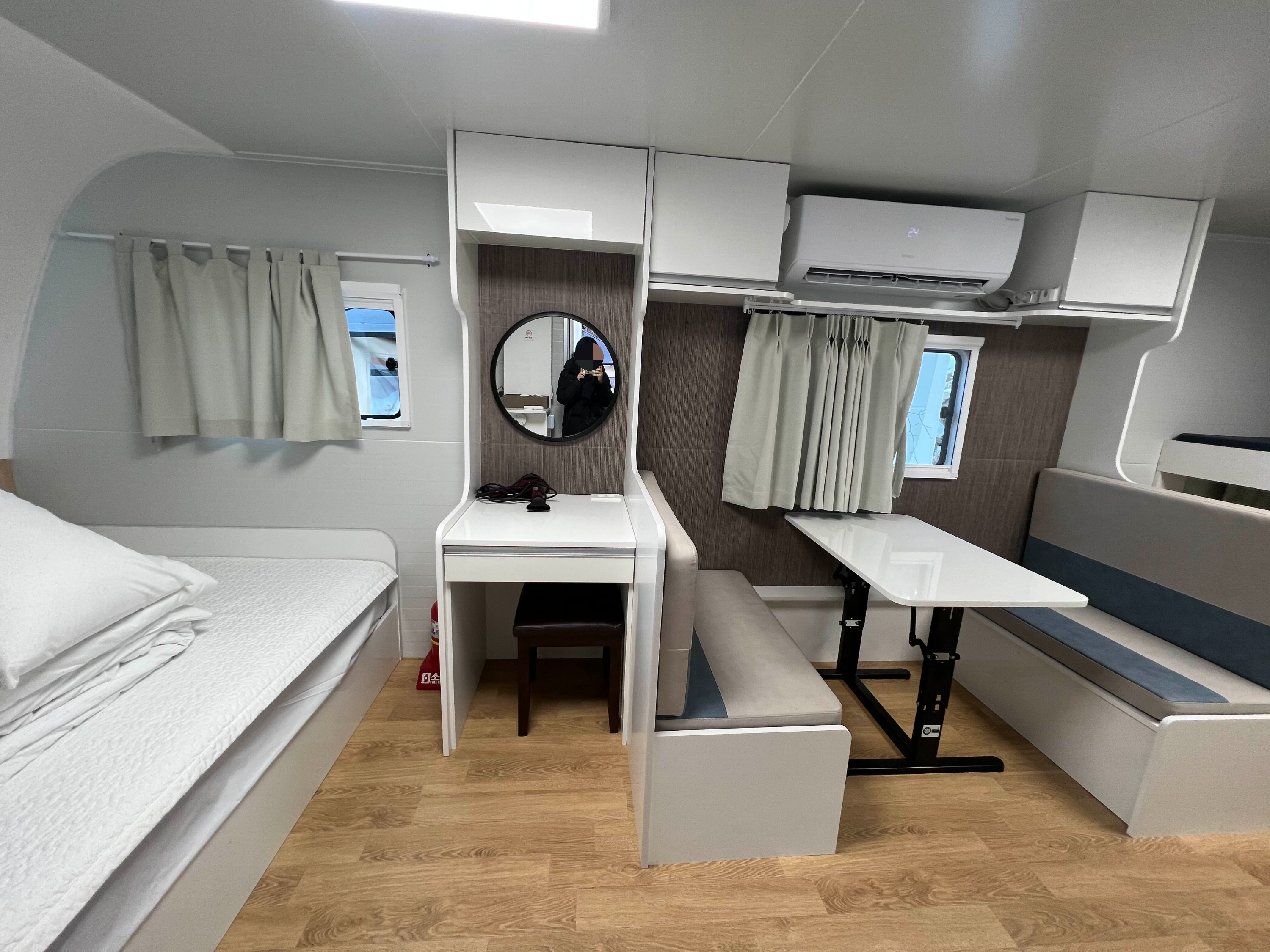 포천 스토리숲 카라반 실내 구조 별다섯 대형 카라반이라 큼. 화장대와 테이블 의자, 헤어드라이기까지 준비됨
