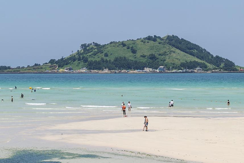 협재해수욕장에서 바라본 비양도