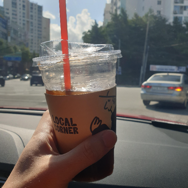 차창이 보이게 찍은 아이스 아메리카노.