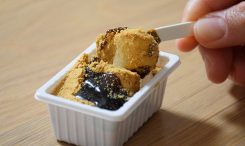 콩고물과 시럽을 버무리는 모습