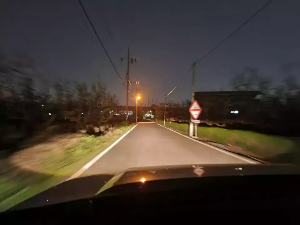 야간에 헤드램프 점등 시 캐스퍼에서는 이렇게 보입니다.