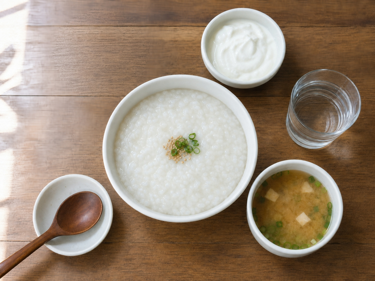 식중독 후 장 회복을 돕는 죽·된장국·요거트·물로 구성된 한국식 회복 식단
