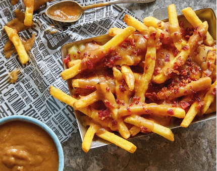 캐나다를 대표하는 맛 – 푸틴과 메이플 시럽 요리의 매력