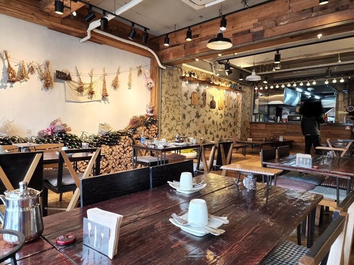 진한 나무색 테이블위의 컵과 접시