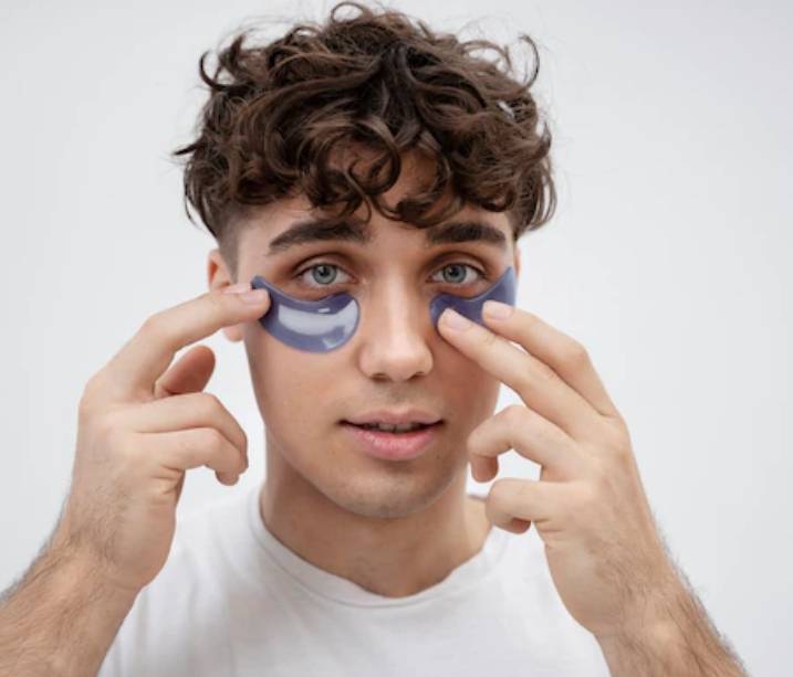 다크서클 치료를 위해 치료제를 붙힌 남성