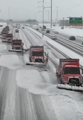 제설트럭이-줄지어-고속도로-눈을-치우는-광경