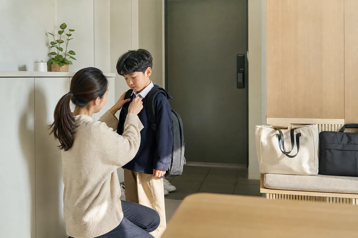 육아기 10시 출근제를 활용해 출근 전 자녀의 등교 준비를 돕는 직장인 부모