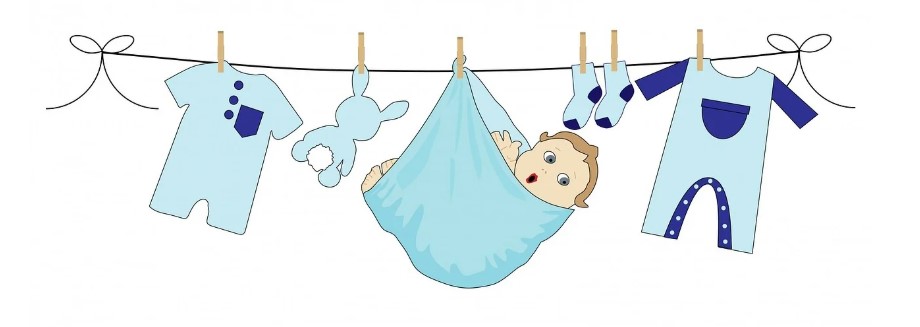 빨래줄에 아기옷과 토끼인형이 걸려 있고, 보자기에 쌓인 아기까지 걸려있는 귀여운 만화