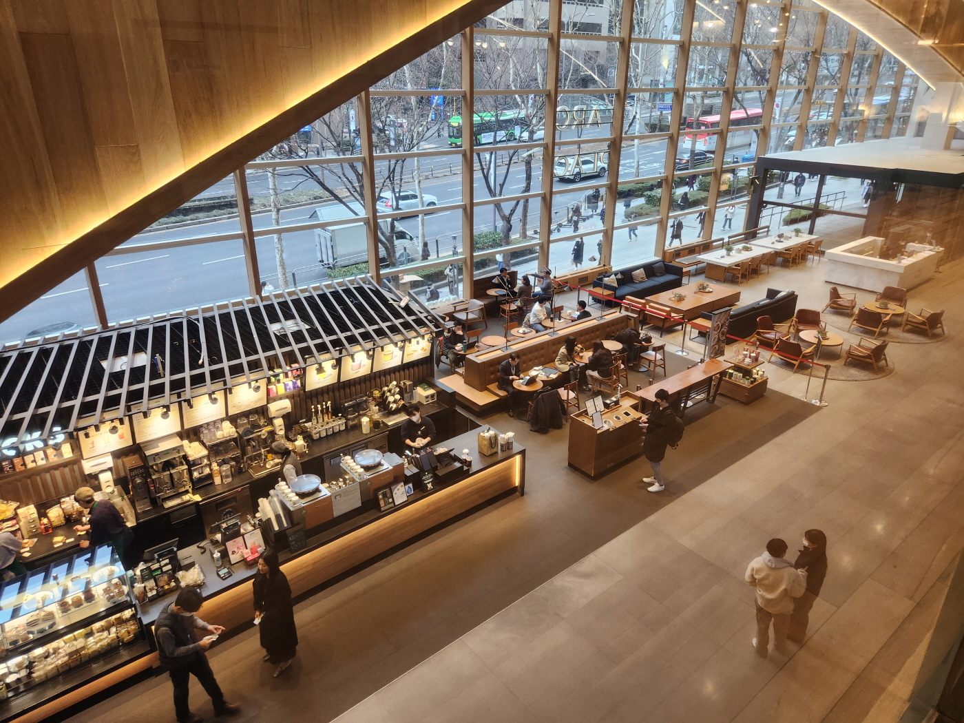 위워크 역삼 메인라운지 3층 에서 보이는 외부풍경