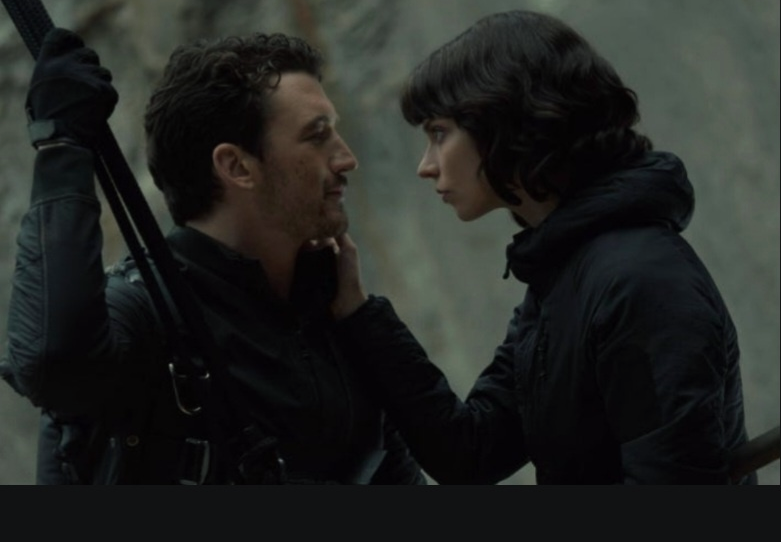 마주보고있는 리바이와 드라사 모습 영화장면