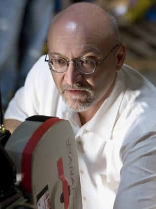 무언가에 집중하고 있는 프랭크 다라본트