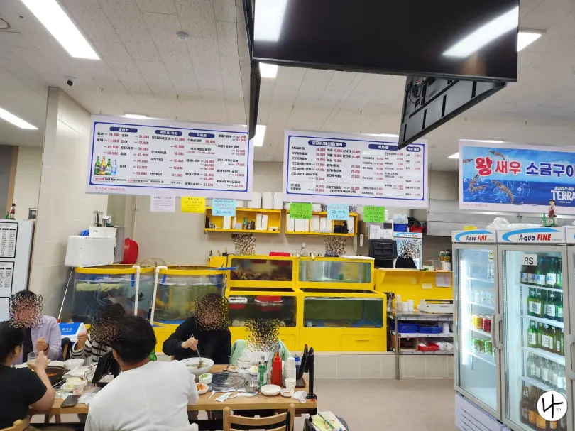 욕조가-보이는-식당-내부