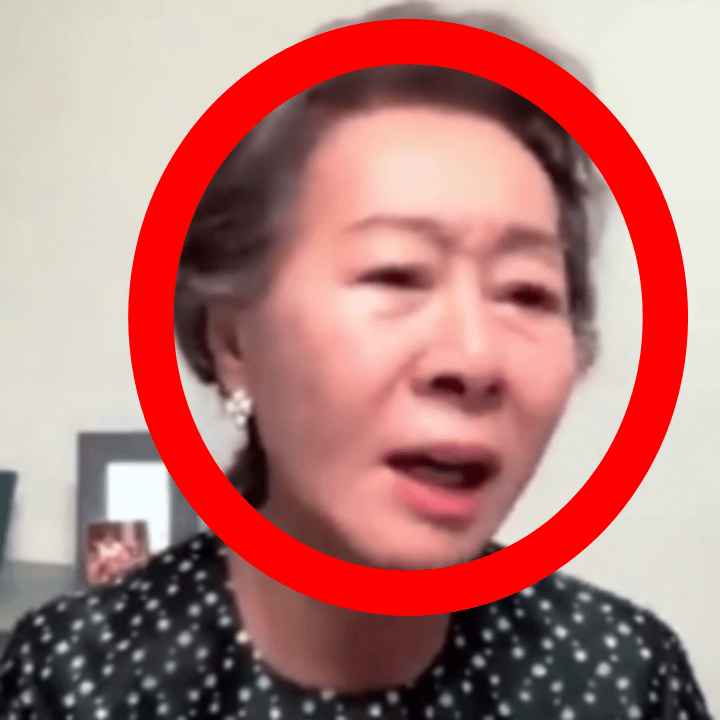 놀란표정의 윤여정