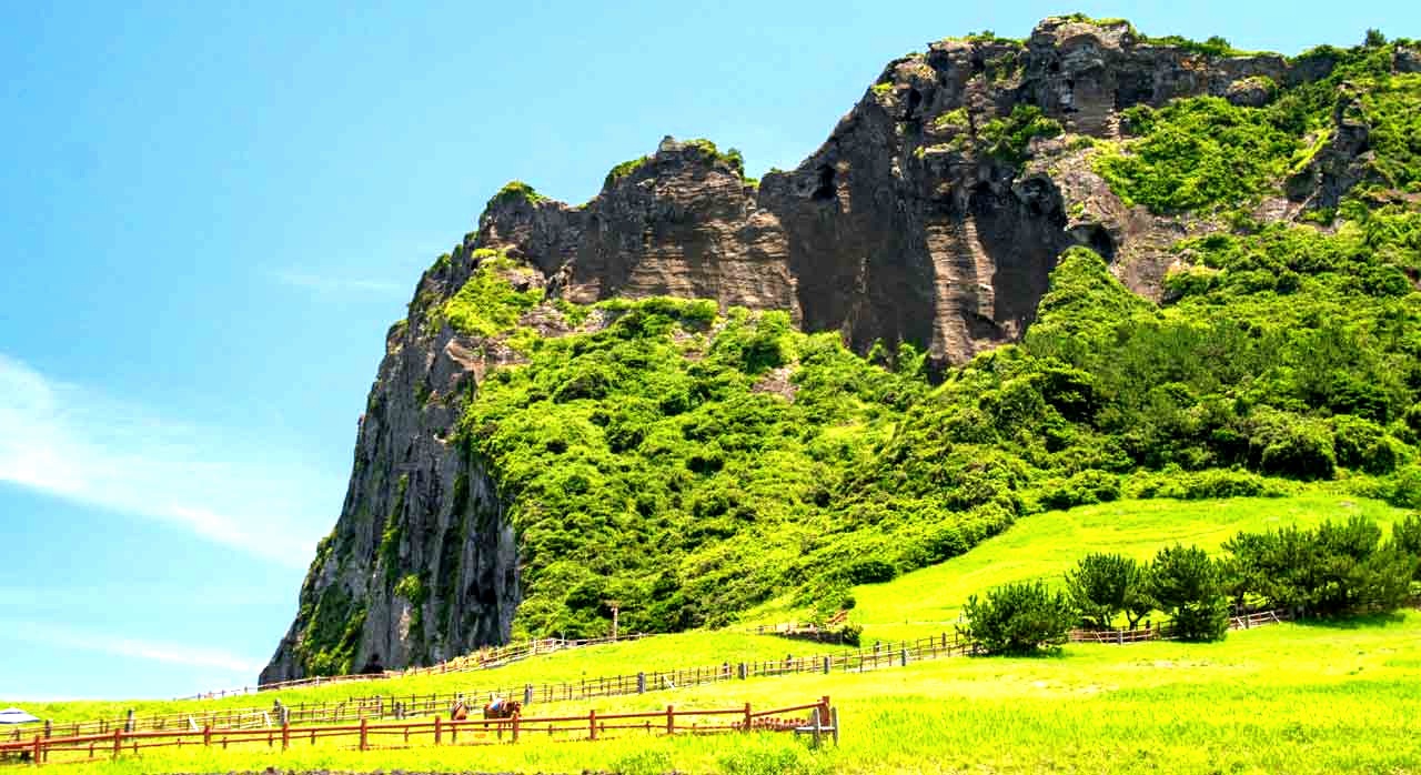 제주 성산일출봉의 웅장한 풍경. [ⓒPexels &rsquo;Saksham Vikram&rsquo;]
