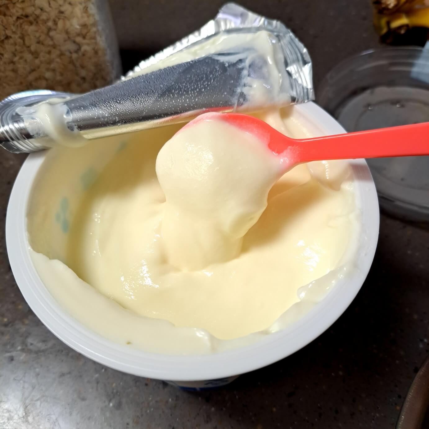  그릭요거트 숟가락으로 푸는 모습