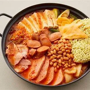 라면사리를 넣은 맛있는 부대찌개 요리