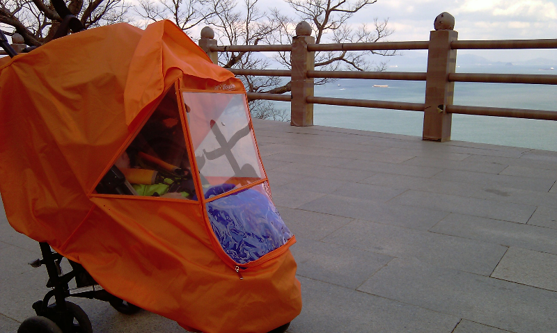 겨울 포장을 한 유모차