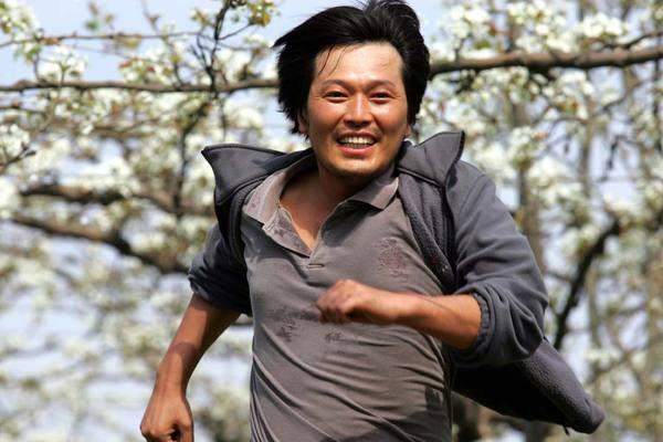 현재에 만족하지 않고 더 나아가려는 열망을 가진 사람의 모습