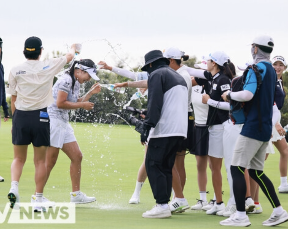 윤이나의 우승을 물 세례와 함께 축하해주는 동료 선수들 (출처. STN뉴스)