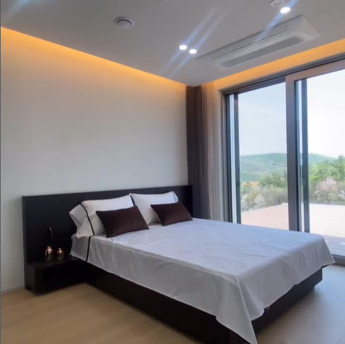 큰방에도 통유리, 햇살 가득 들어와 애우 좋다.