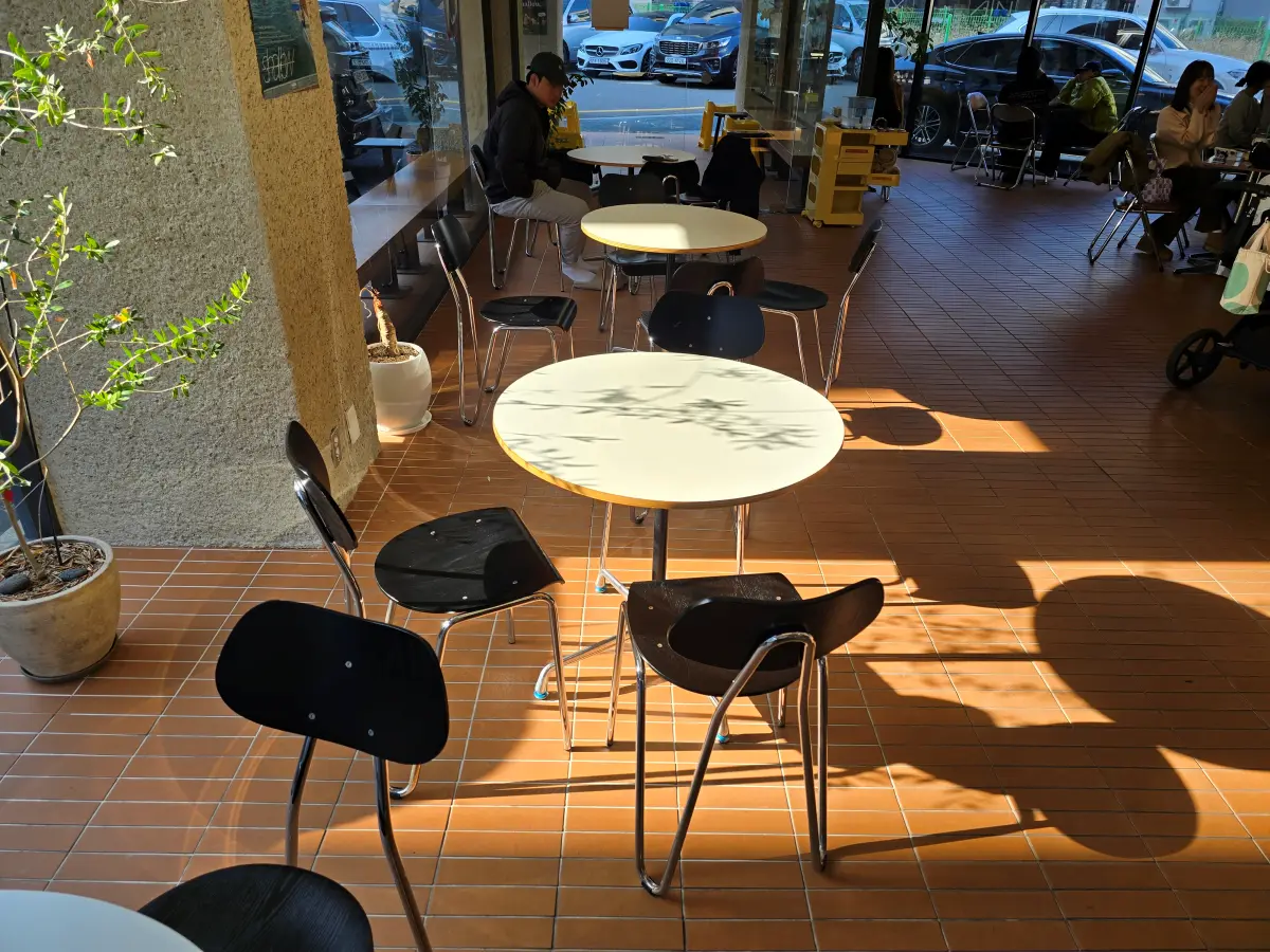 햇빛이 강하게 내리쬐고 있는 창가쪽 테이블