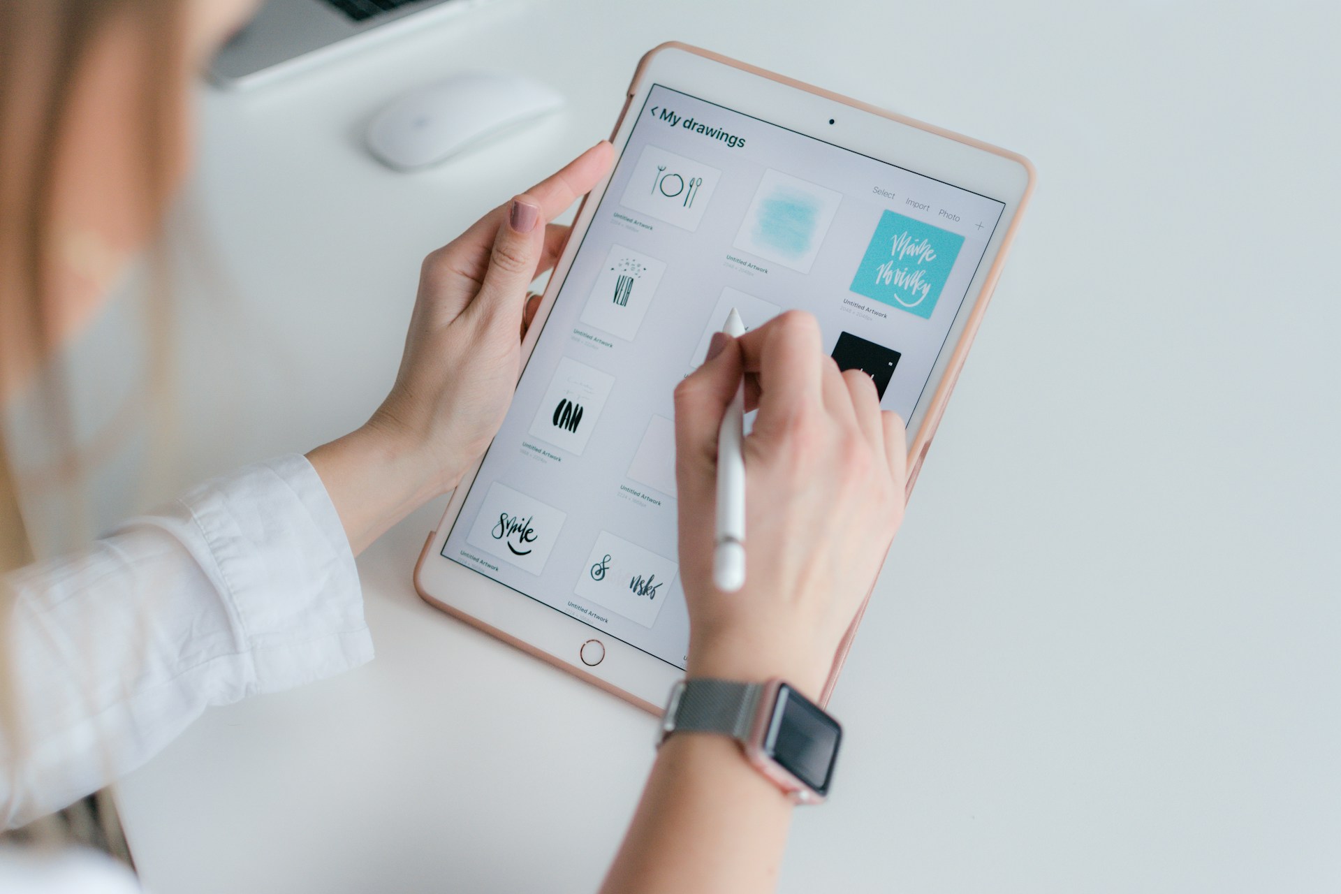 하얀색-터치패드를-만지고-있는-여성