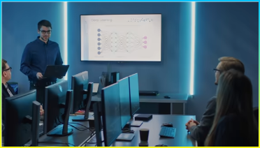 전문 IT 개발자 팀은 TV에 표시 된 새로운 블록 체인 기반 소프트웨어 개발에 대 한 회의