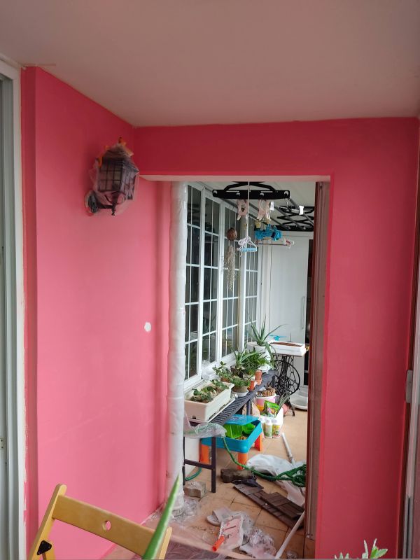 핫 핑크색으로 칠해준 벽면 사진
