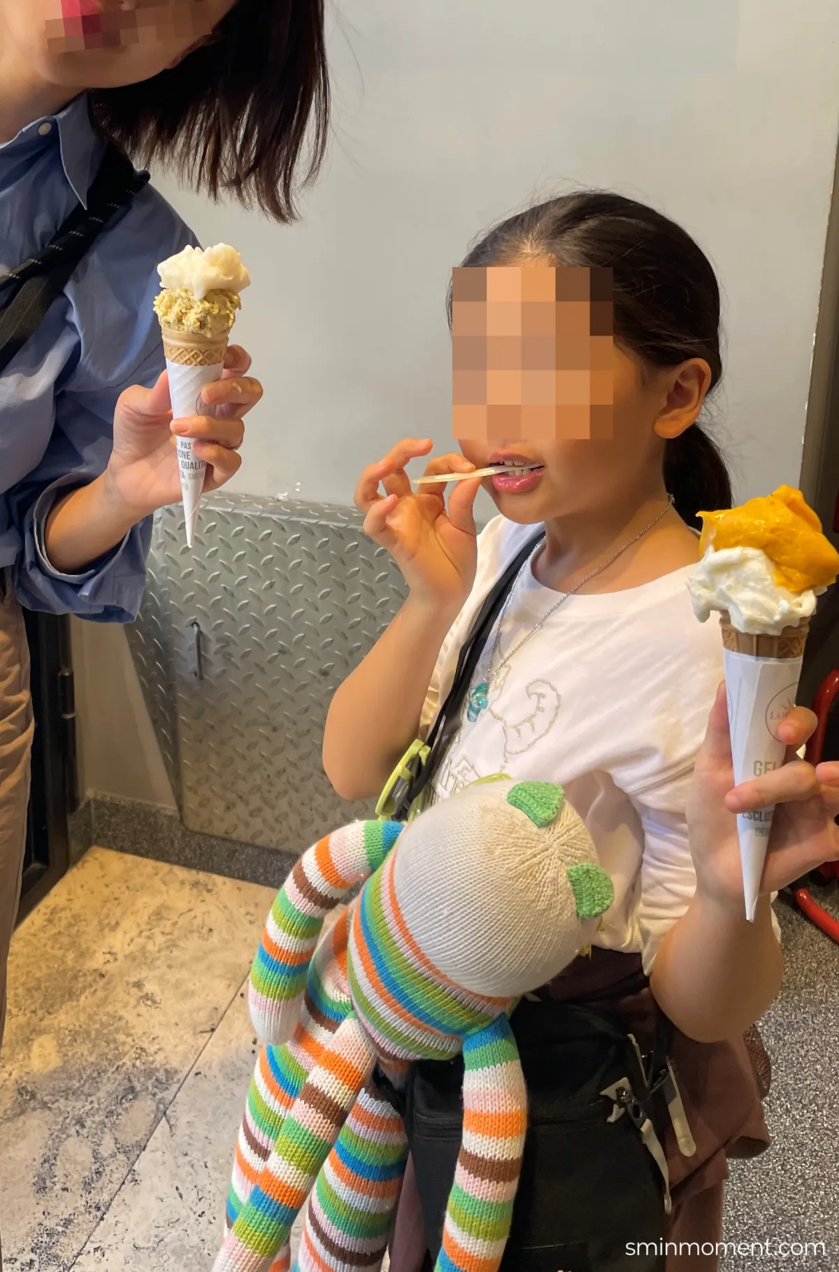 팩세이프-이용후기-여아아이-착용샷-인형걸치기