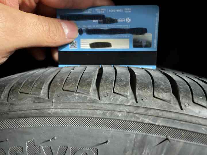 흔히 가지고 다니는 카드로 홈의 깊이를 체크하는 사진입니다.