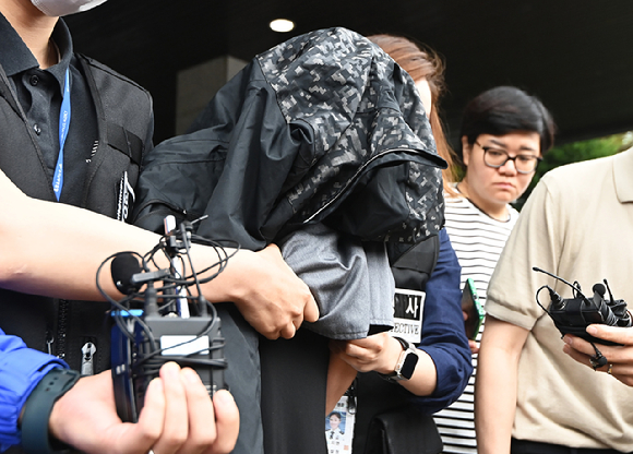 영아 2명을 살해한 뒤 시신을 수년간 냉장고에 보관해 온 혐의로 구속된 친모 고모씨가 30일 경기도 수원남부경찰서에서 검찰로 송치되고 있다. [사진=뉴시스]