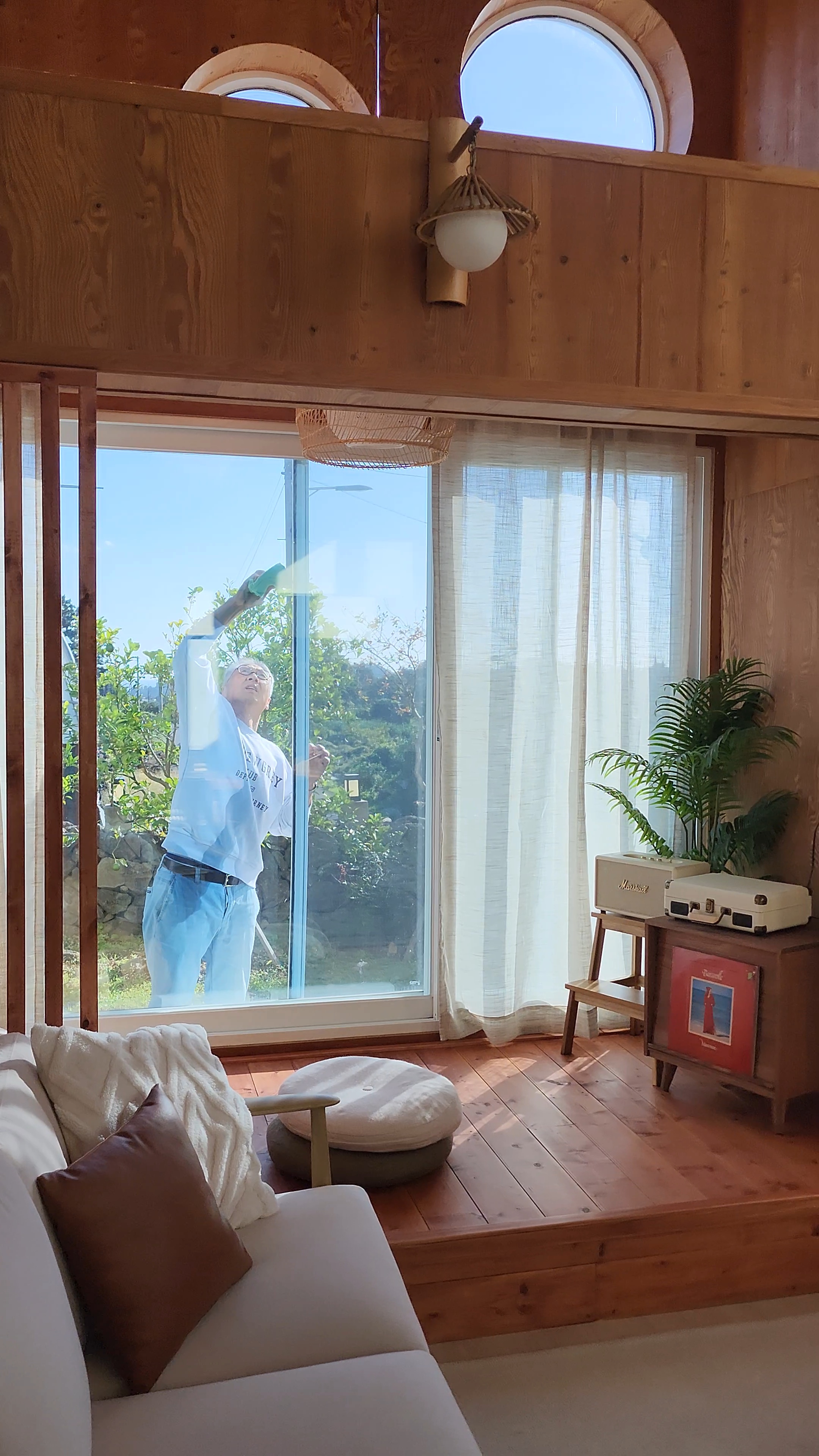 숙소 청소하는 모습