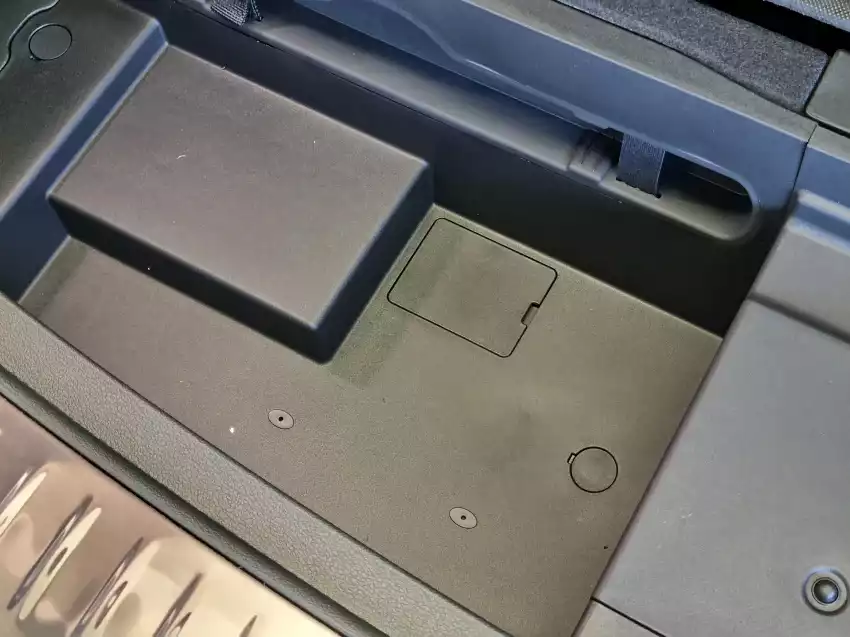 2024 GV80의 하단 추가 수납공간은 이렇습니다.