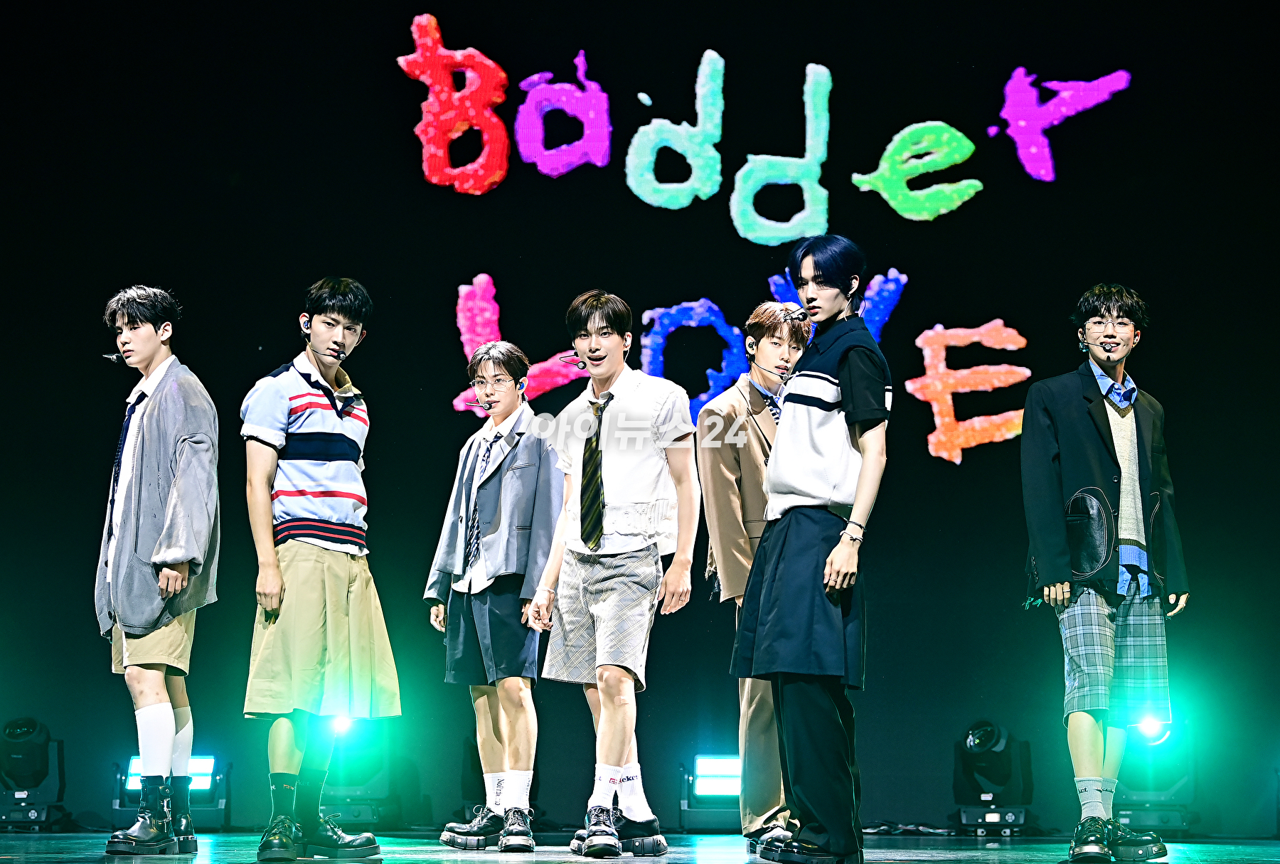 보이그룹 이븐(EVNNE)이 17일 오후 오후 서울 광진구 예스24 라이브홀에서 열린 세 번째 미니앨범 '라이드 오어 다이' 쇼케이스에서 무대를 선보이고 있다. [사진=곽영래 기자]