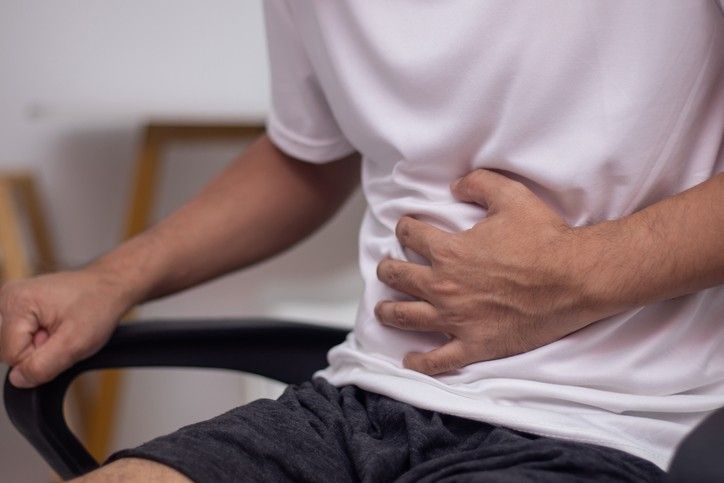 복통으로 배를 누르는 남성