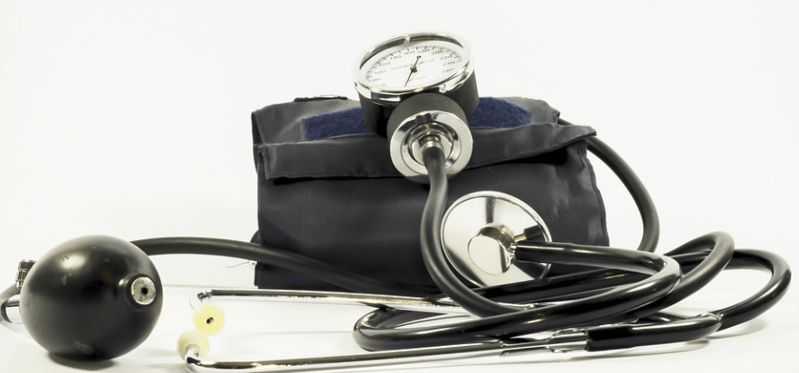 혈압과 혈압약 혈압을 측정하는 사진 - 122