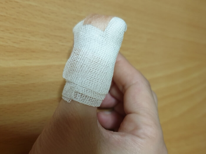 거즈감은-손가락