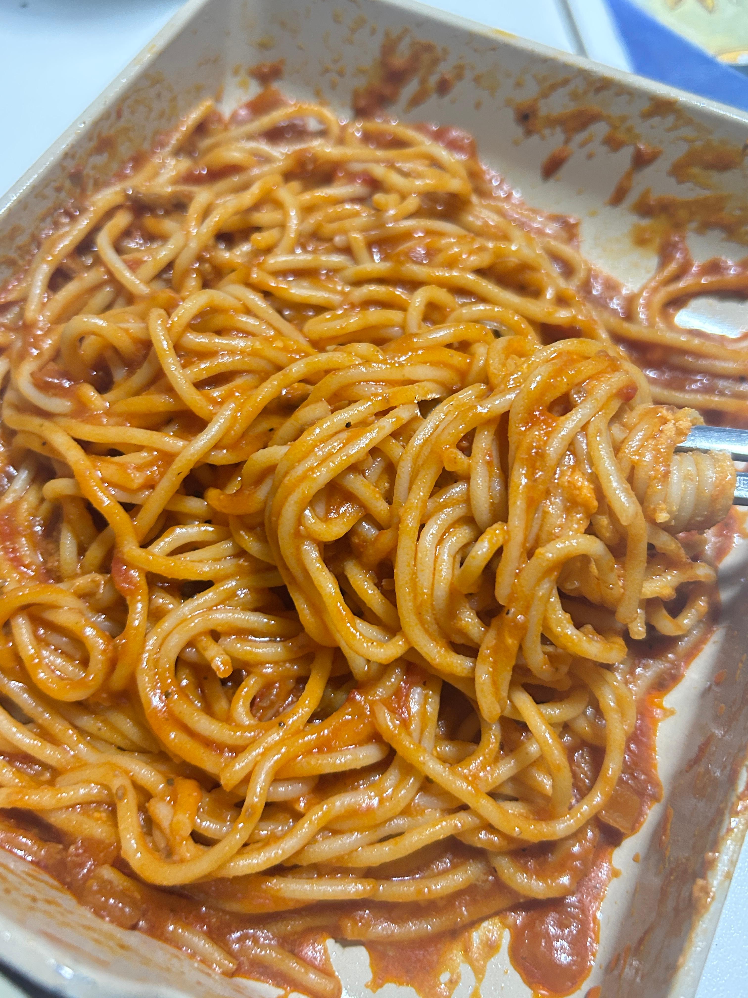 토마토소스 스파게티를 포크로 집어 든 모습