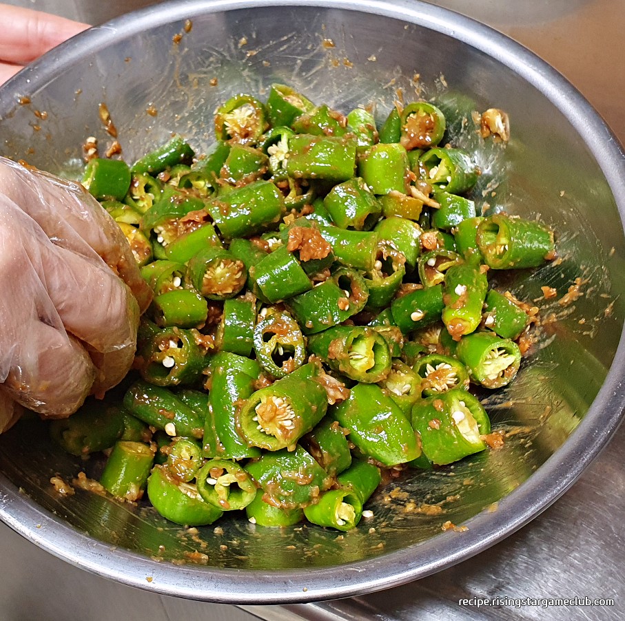 풋고추 된장무침을 무치는 사진