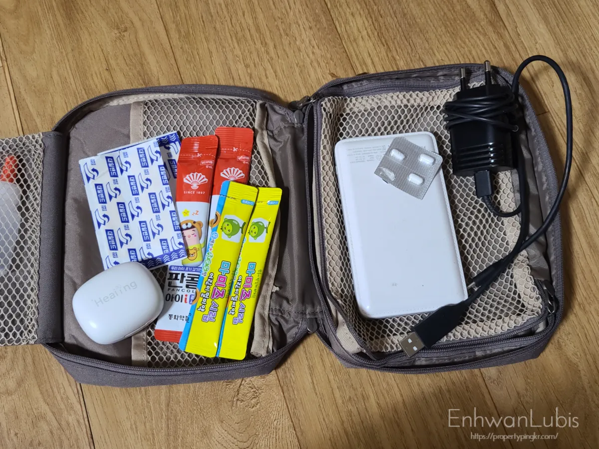 카키색-파우치에-상비약과-휴대용배터리-충전기를-챙긴모습