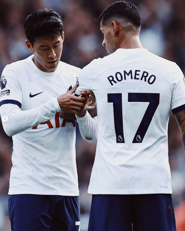 손흥민 아스날 토트넘 경기 중 동료와 기뻐하는 장면