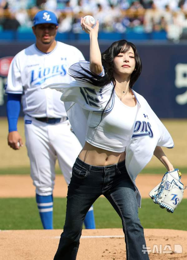 프로미스 나인 이채영 시구 사진