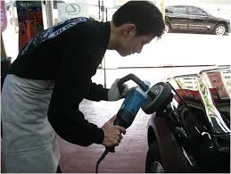 자동차 외장 광택 폴리싱 하는 장면